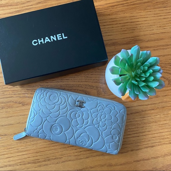 Chanel Camellia Zipped Wallet - Picture 9 of 11